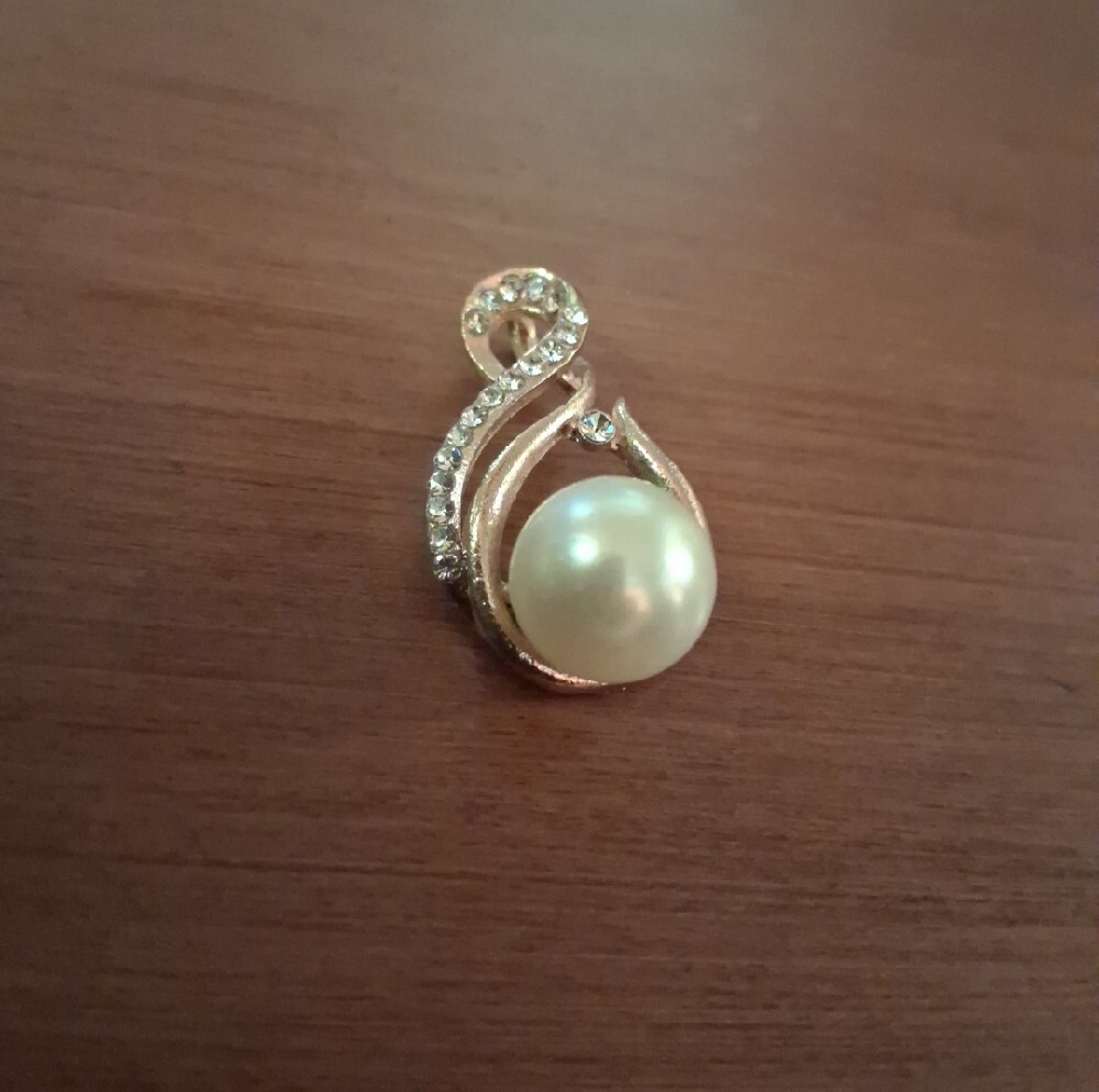 Elegant Gold-Tone Faux Pearl and Crystal Pendant - White Pearl - Picture 3 of 6